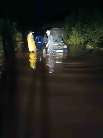 Yağış sonrası göle dönen sokakta otomobiliyle mahsur kaldı
