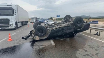 Bursa’da yağışlı yolda kayan araç takla attı