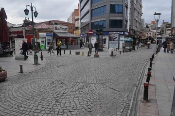 Yağmur yağdı, çarşı sokakları bomboş kaldı
