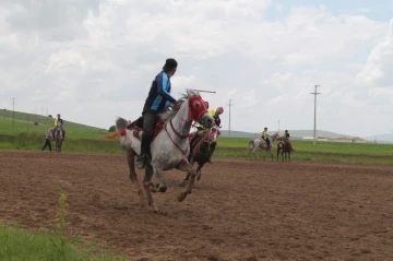 Yağmur yerini güneşe bırakınca ciritçiler sahaya indi
