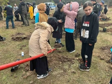 Yağmura aldırış etmediler, Cumhuriyet’in 100. yılı için fidan diktiler
