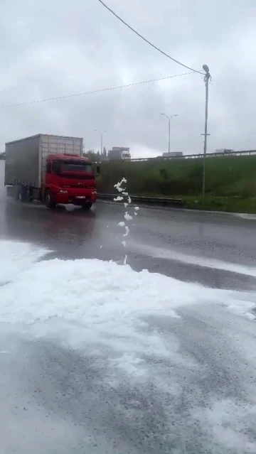 Yağmurla birlikte Tuzla’da yollar köpükle kaplandı
