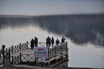 Yağmurlu ve karlı günlerin ardından tatilciler Abant Gölü Milli Parkı’na akın etti
