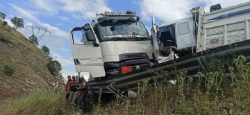 Yakıt tankeriyle TIR kafa kafaya çarpıştı: 3 yaralı