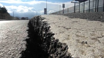 Yalova’da çökme yaşanan hastane yolu trafiğe kapandı
