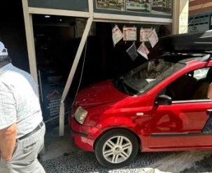 Yalova’da kontrolden çıkan otomobil emlak dükkanına girdi