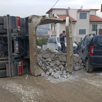 Yalova’da moloz yüklü hafriyat kamyonu devrildi