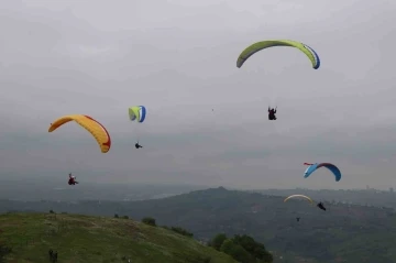 Yamaç paraşütçüleri 19 Mayıs’a özel Türk bayraklarıyla uçtu
