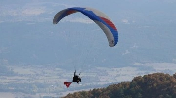 Yamaç paraşütçüleri, Cumhuriyet'in 100. yıl dönümünde Abant semalarında süzüldü