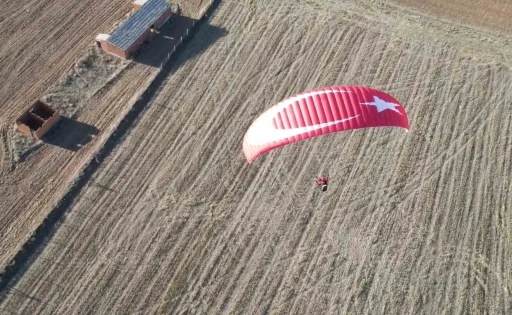 Yamaç paraşütü sporcuları, 29 Ekim Cumhuriyet Bayramı’nı gökyüzünde kutladı
