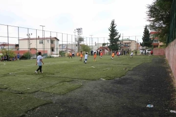 Yamalı sahada maç yapan gençlerin ’yeni saha’ talebi
