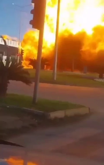 Yanan otomobil bomba gibi patladı
