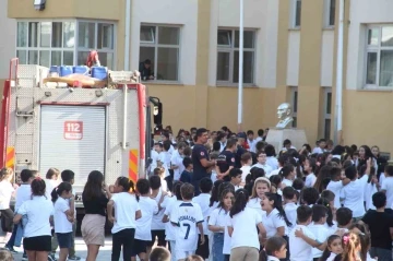 Yangına geldiler, öğrencilerin sevgi seliyle karşılaştılar
