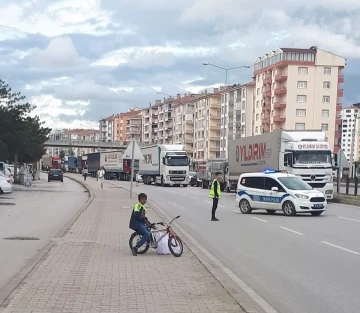 Yanlış yola giren tır trafiği kilitledi
