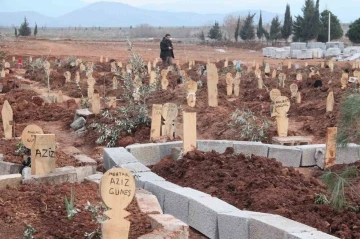 Yarım kalan hikayeler mezarlara yansıdı: Depremde ölenlerin mezarları yürekleri burktu
