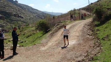 Yarışmada ayakkabısı yırtılan kadın sporcu, koşuyu yalın ayakla tamamlandı
