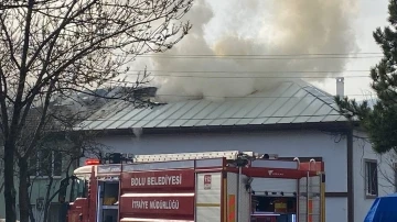 Yaşlı çiftin balkona koyduğu kömür kovası 3 evi yaktı
