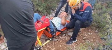 Yayladan dönerken düşerek yaralanan yaşlı adamı AFAD ekibi kurtardı
