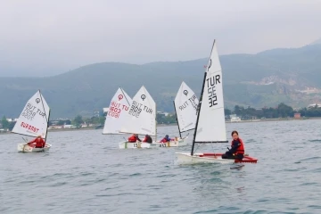 Yelken yarışlarında minikler kıyasıya mücadele etti
