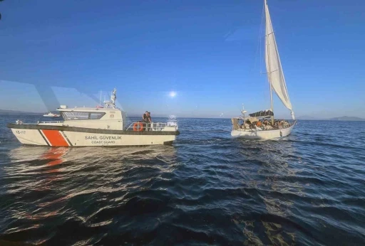 Yelkenli teknede 37 düzensiz göçmen, 27 çocuk ve bir göçmen kaçakçısı yakalandı
