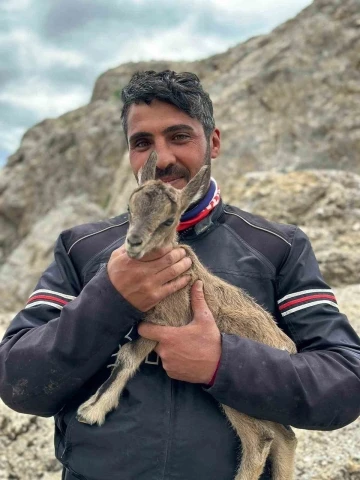 Yeni doğan yavru dağ keçisini gören motosiklet tutkunlarının heyecanı gülümsetti
