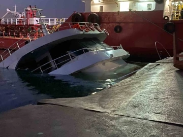 Yenikapı sahilde tur teknesi battı