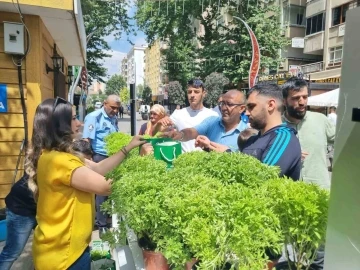 Yenişehir’de Çevre Koruma Haftası’nda vatandaşa fesleğen dağıtıldı
