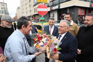 Yeraltı çarşısı esnafından Başkan Büyükkılıç’a çiçekli karşılama
