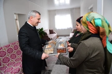 Yeşilyurt’ta komşu ailelere gönül tabağı
