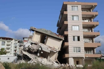 Yıkımı gerçekleştirilen 6 katlı bina yandaki az hasarlı binanın üzerine devrildi
