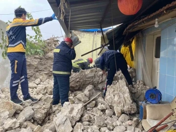 Yıkmak istediği duvarın altında kalarak can verdi
