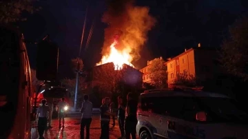 Yıldırım düşen evin çatısı alev alev yandı: Mahalle halkı sokağa döküldü
