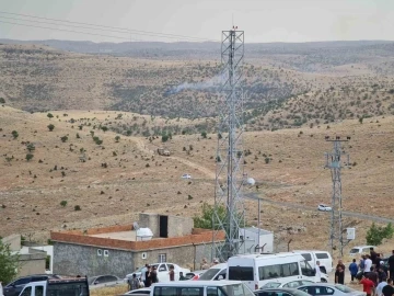 Yıldırım düşmesi sonucu çıkan yangına müdahale devam ediyor
