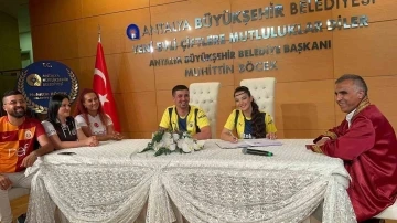 Yıllar sonra buluşan ilkokuldaki Fenerbahçe aşıkları, Dünya Fenerbahçeliler Günü’nde dünya evine girdi

