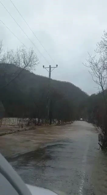 Yoğun yağış nedeni ile Munzur çayı taştı, yol ulaşıma kapandı
