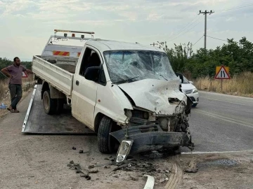 Bursa'da yola kontrolsüz çıkan TIR kamyonete çarptı: 3 yaralı