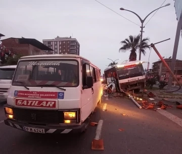 Yolcu minibüsü ile servis aracı çarpıştı: 3 yaralı
