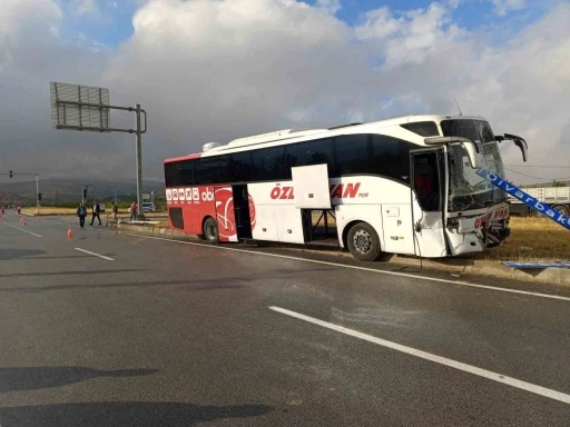 Yolcu otobüsü ile traktör çarpıştı:  1 ölü 1 yaralı