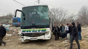 Traktörle çarpışan yolcu otobüsü tarlaya girdi