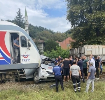 Yolcu treni hemzemin geçitte araçla çarpıştı: 1 yaralı
