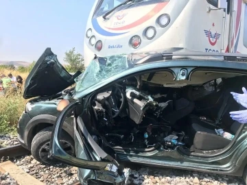 Yolcu treni hemzemin geçitte otomobile çarptı: 3 ölü
