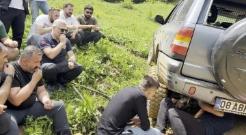 Yolda kalan arkadaşlarının durumunu çekirdek çitleyerek maç izler gibi izlediler
