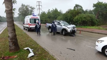 Yolda kayan kamyonet refüjdeki palmiyeye çarptı: 2 yaralı
