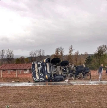 Yoldan çıkan kamyon devrildi, sürücü burnu bile kanamadan kurtuldu
