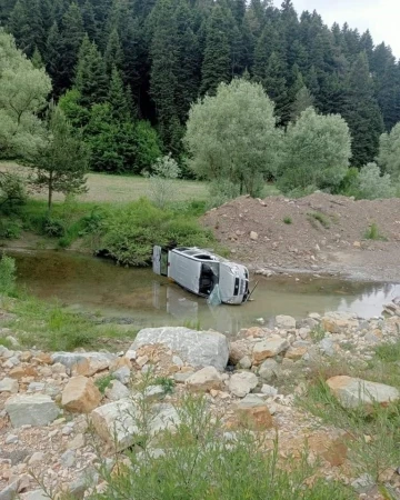 Yoldan çıkan kamyonet çaya uçtu: 1 yaralı
