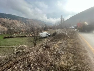 Yoldan çıkan minibüs tarlaya uçtu