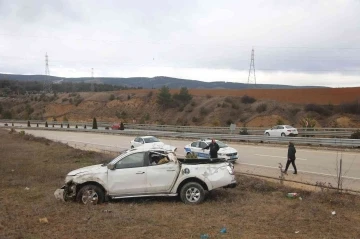 Yoldan çıkan pikap takla attı: 3 yaralı
