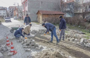 Yollar ve kaldırımlar yenileniyor
