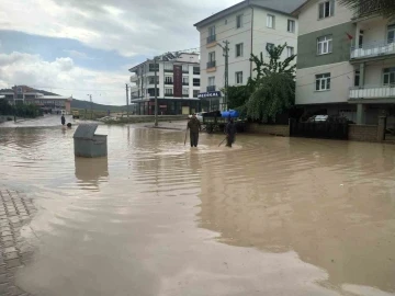 Yolların göle döndüğü Beyşehir’e rekor yağış
