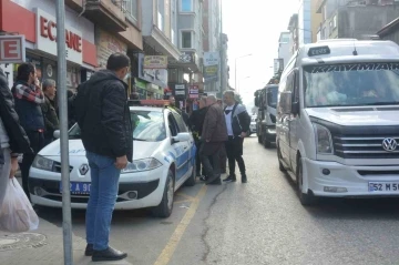 Yolun karşısına geçerken otomobilin çarptığı genç kız yaralandı
